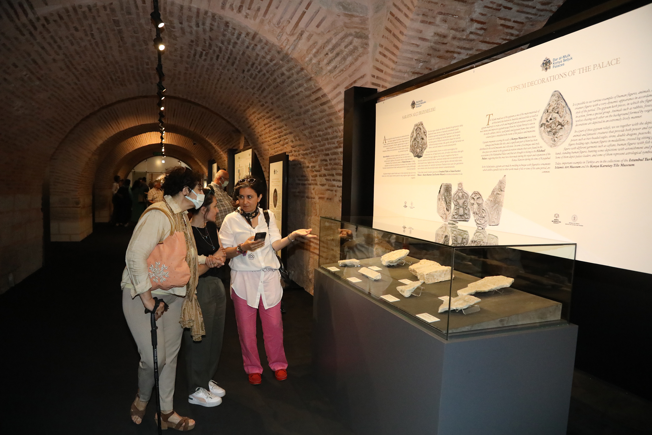 darulmulk-konya-selcuklu-saraylari-sergisi-istanbulda-ziyarete-acildi-003.jpg