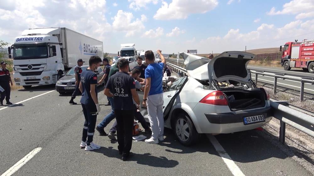 emniyet-seridindeki-tira-otomobil-carpti-anne-baba-oldu-ogul-yarali.jpg