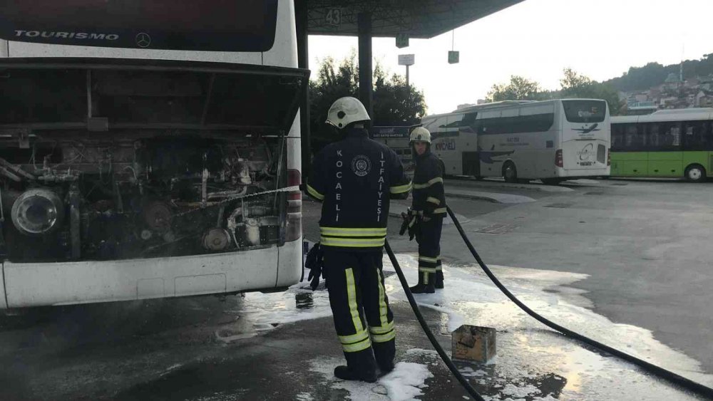 Konya - İstanbul seferi yapan yolcu otobüsünde yangın paniği