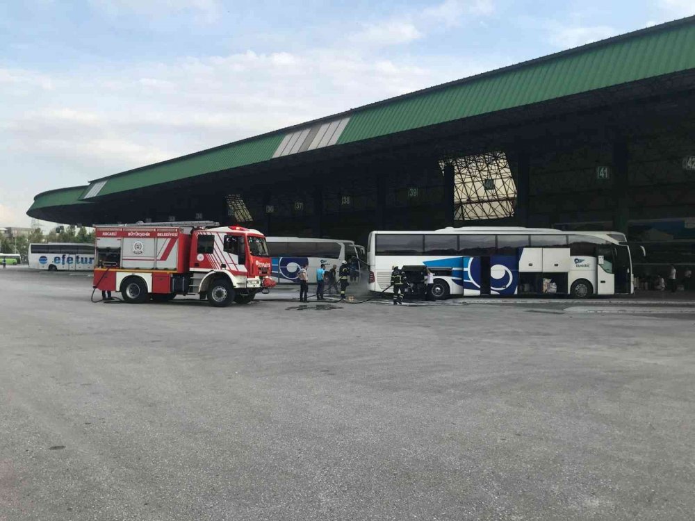 Konya - İstanbul seferi yapan yolcu otobüsünde yangın paniği