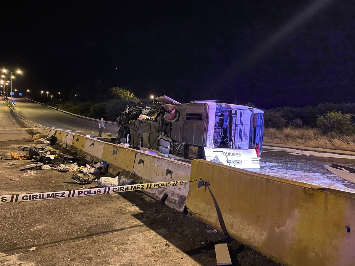 yolcu-otobusu-devrildi-cok-sayida-yarali-var-002.jpg