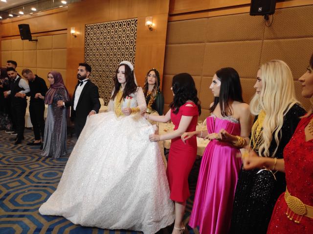 servet-degerinde-taki-takildi-gelin-altinlari-tasimakta-zorlandi-002.jpg