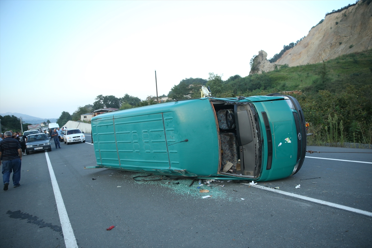 yolcu-minibusu-otomobille-carpisti-17-yarali.jpg