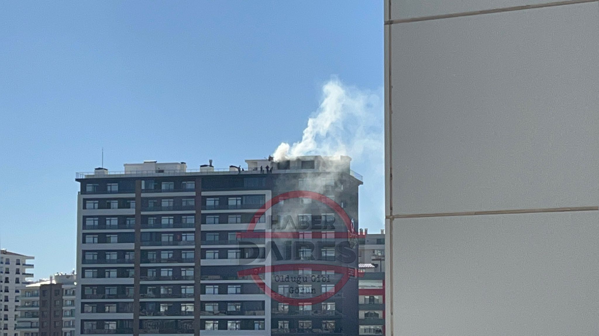 son-dakika-konyada-15-katli-binanin-catisinda-yangin.jpeg