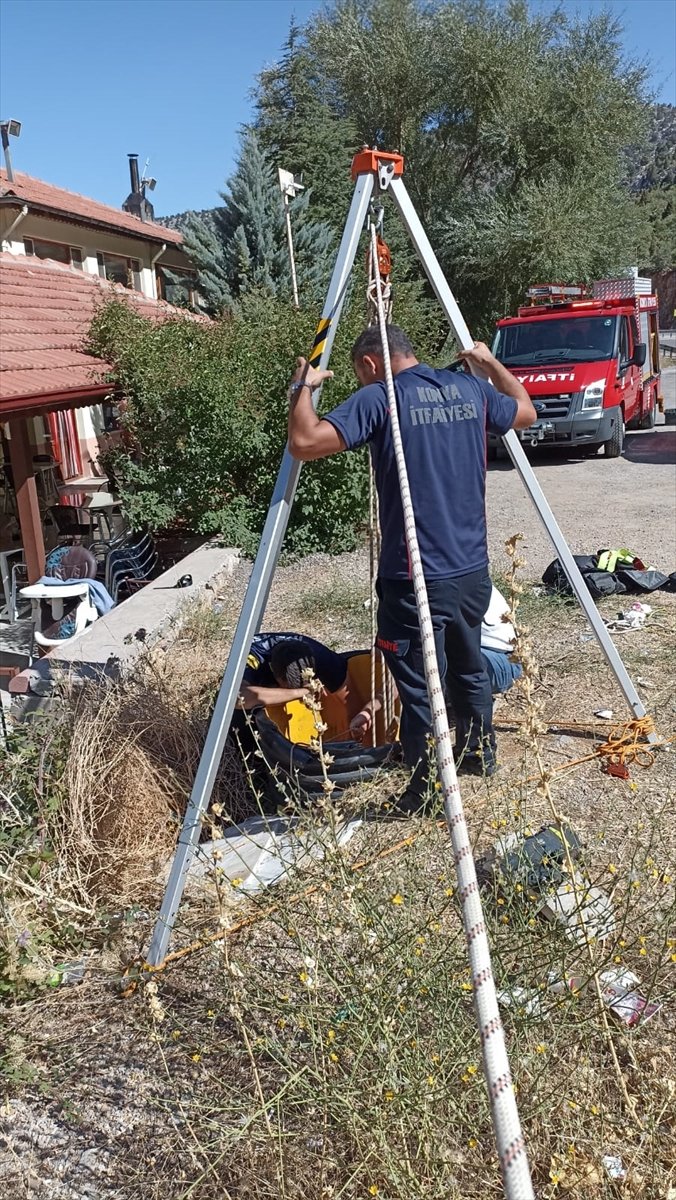 Konya'da kuyuya düşen kedi boya kutusu yardımıyla kurtarıldı