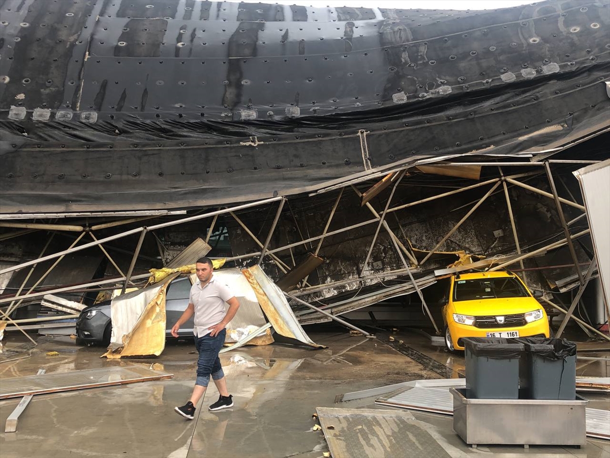 yagisin-vurdugu-sehirde-yildirim-dusen-otogarin-catisi-coktu-005.jpg