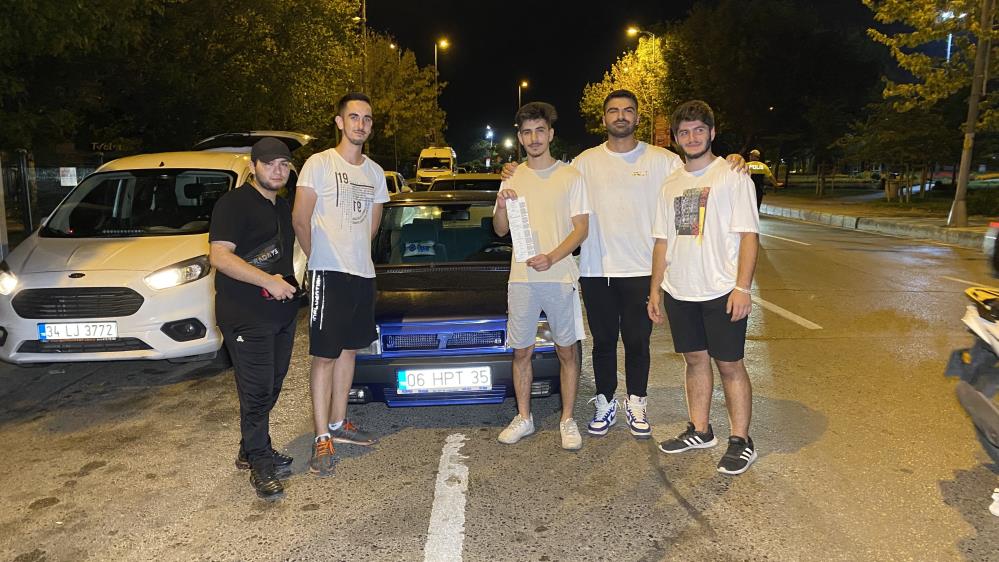 modifiyeli-arac-denetimi-ceza-yiyen-gencler-makbuz-ile-hatira-fotografi-cektirdi.jpg