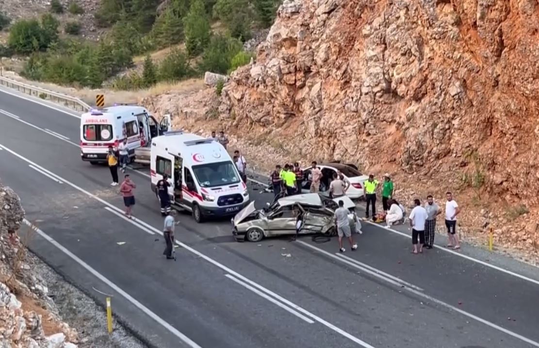 konya-antalya-karayolunda-3-arac-carpisti-1i-agir-4-kisi-yaralandi.jpg