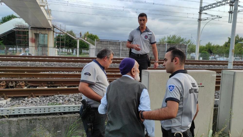 yht-ile-konyaya-gelmek-isteyen-yasli-adam-bileti-olmadigi-icin-trene-alinmadi.jpg