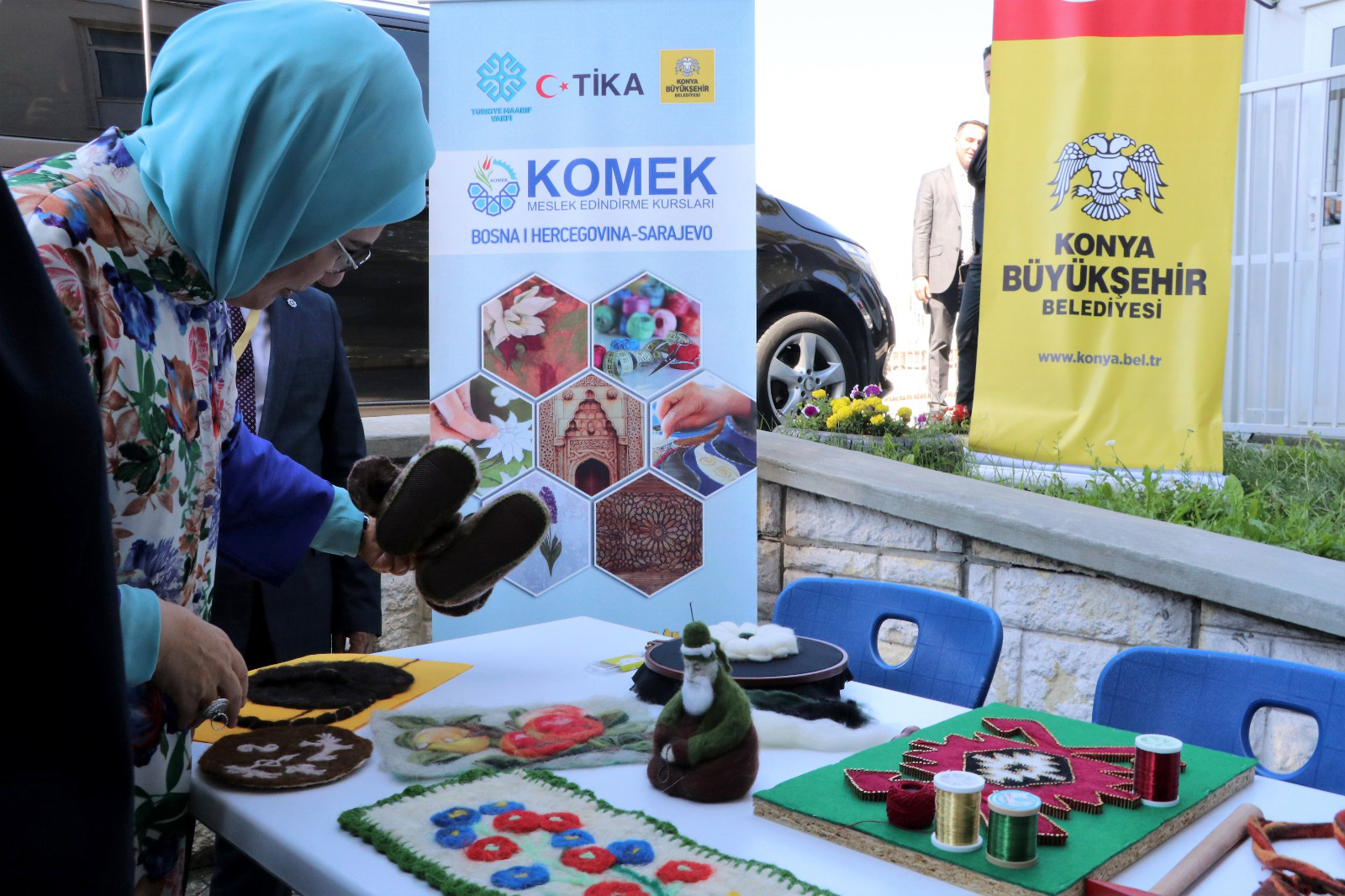 emine-erdogan-saraybosna-komek-sergisini-gezdi.jpg