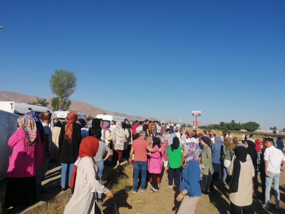 kopege-carpmamak-icin-manevra-yapan-isci-servisi-devrildi-2si-agir-13-yarali.jpg