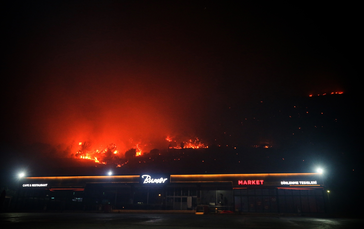mersindeki-orman-yangini-giderek-buyuyor-001.jpg