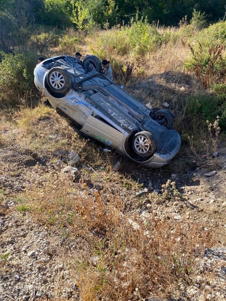 Konya’da otomobil şarampole devrildi: 2 yaralı