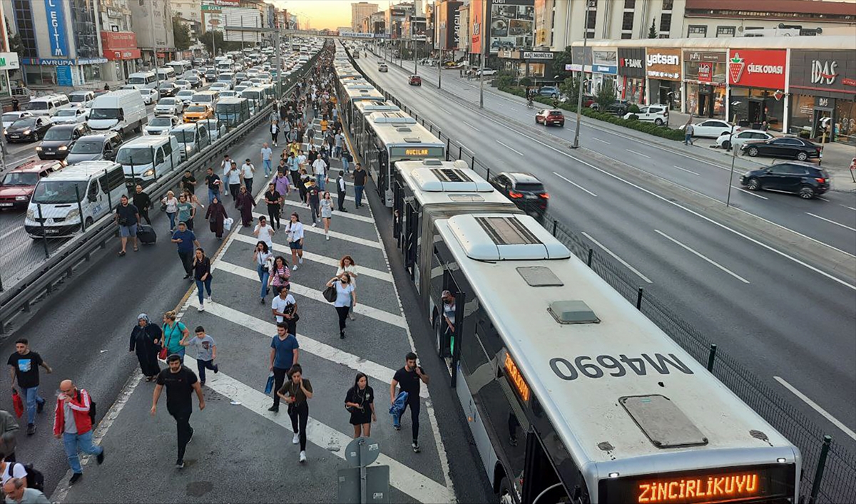 son-dakika-avcilarda-metrobusler-carpisti-yaralilar-var-001.jpg