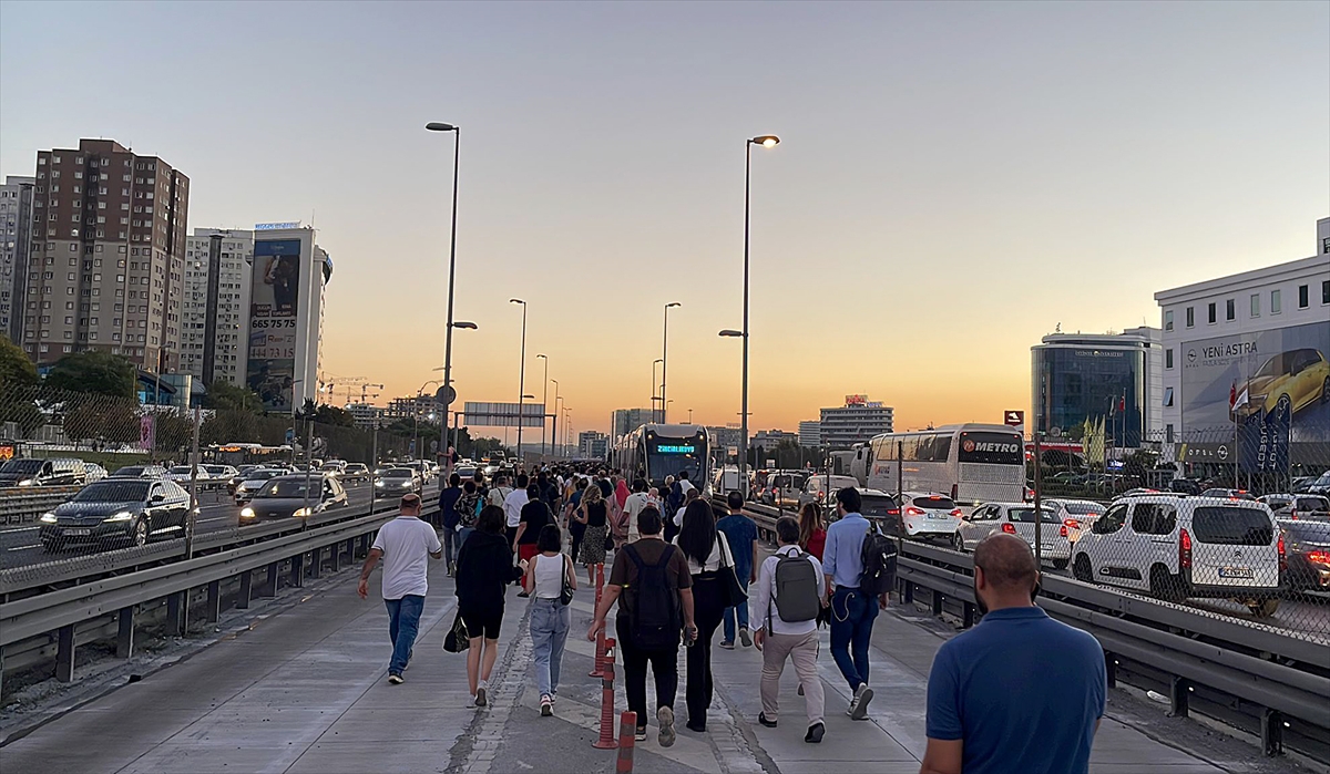 son-dakika-avcilarda-metrobusler-carpisti-yaralilar-var-003.jpg