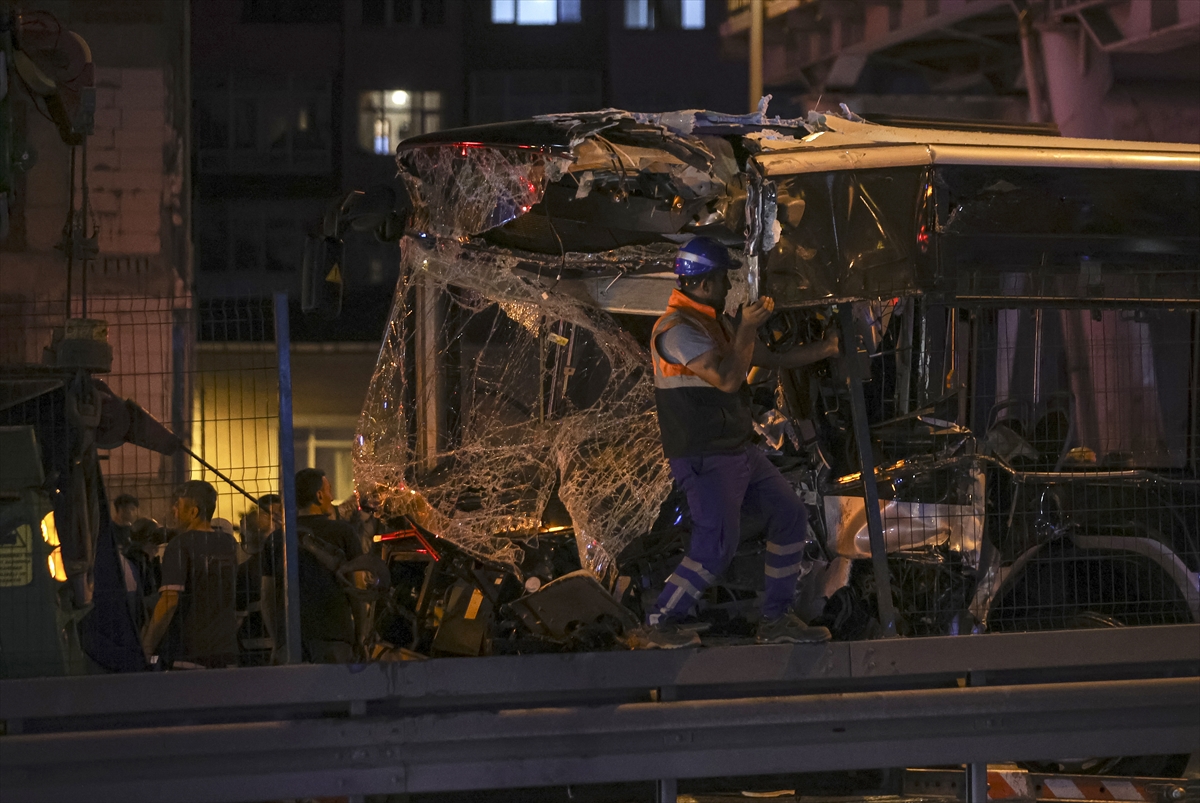 metrobus-kazasi-sonrasi-herkes-ayni-soruyu-soruyor-99-yarali-var-imamoglu-nerede-002.jpg