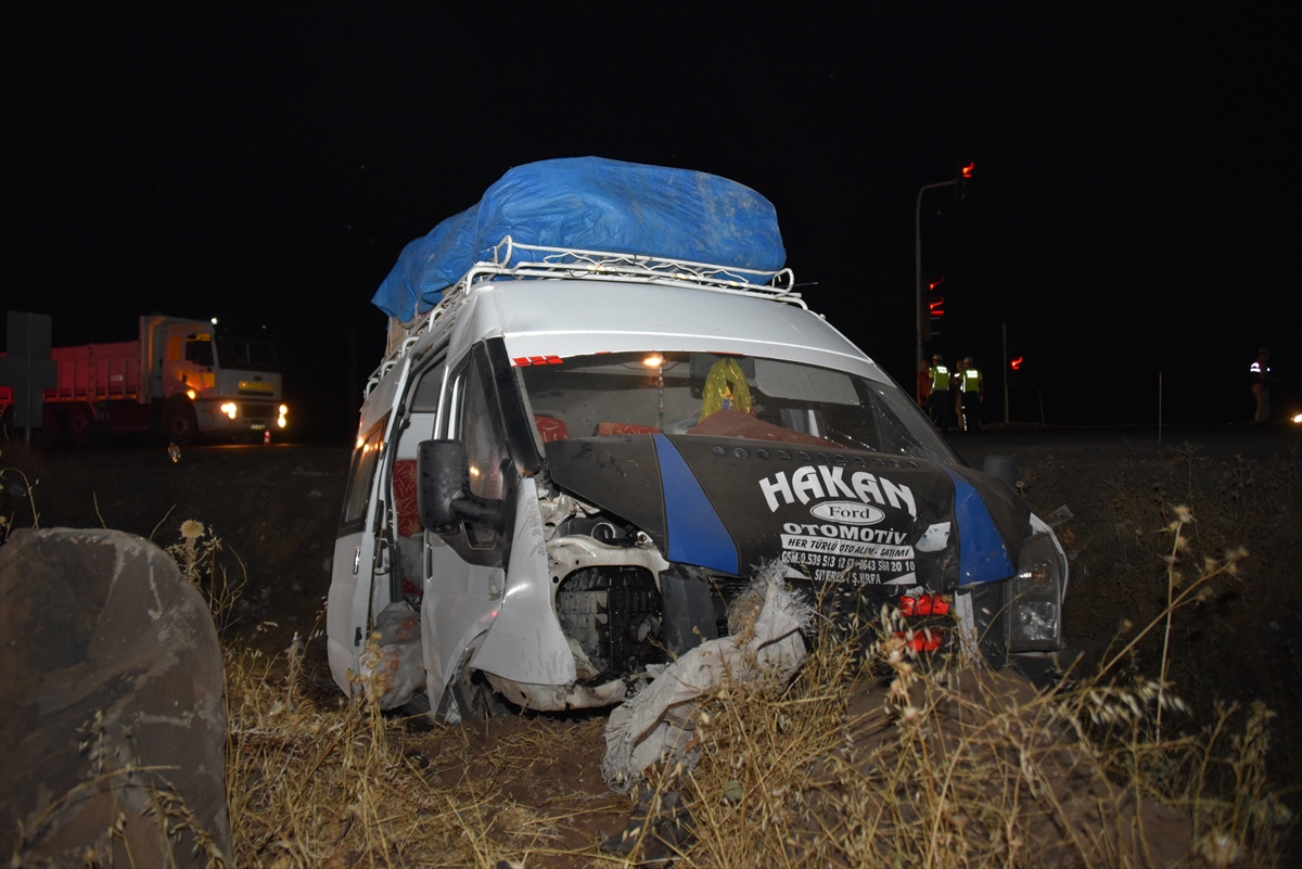 tarim-iscilerini-tasiyan-minibus-ile-otomobil-carpisti-16-yarali-001.jpg