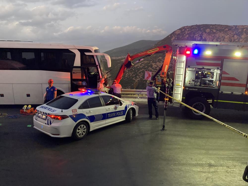 yolcu-minibusu-ile-servis-midibus-carpisti-1-olu-6-yarali-001.jpg