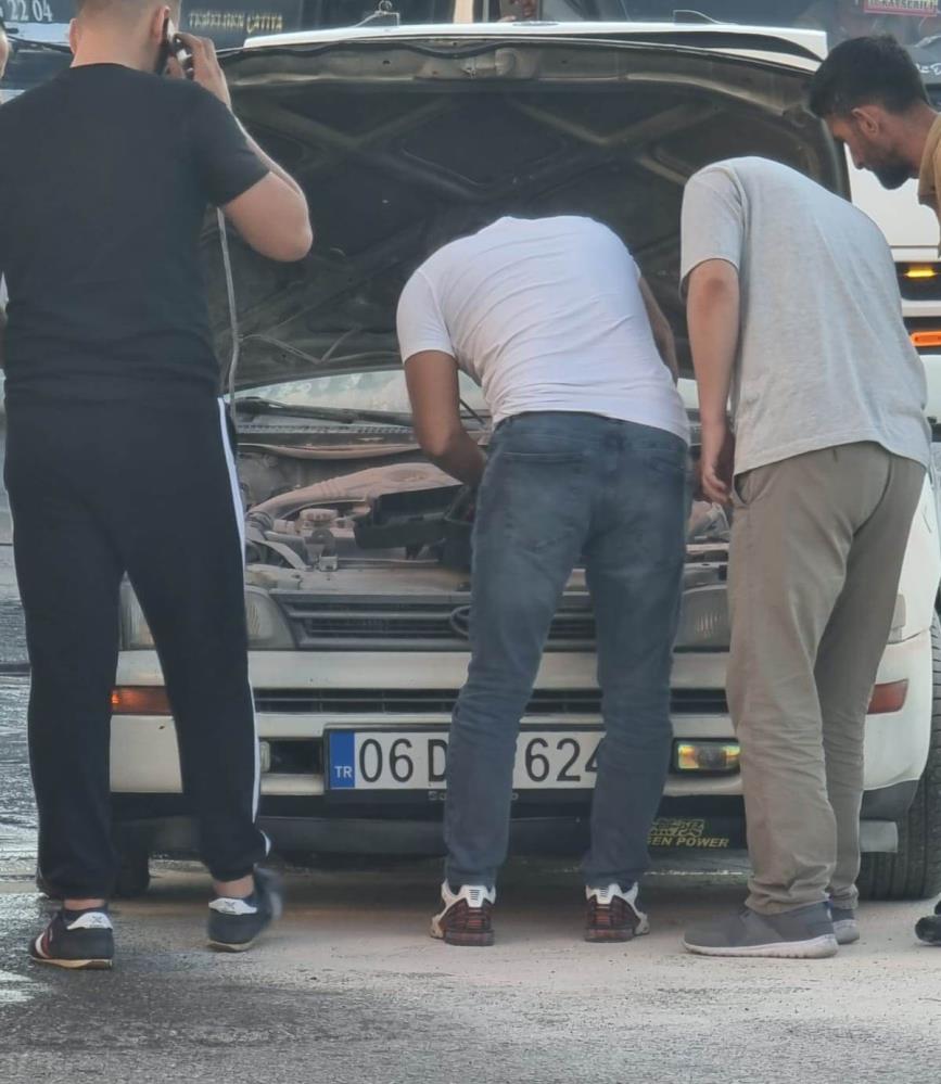 konyada-kirmizi-isikta-bekleyen-otomobilde-yangin-cikti.jpg