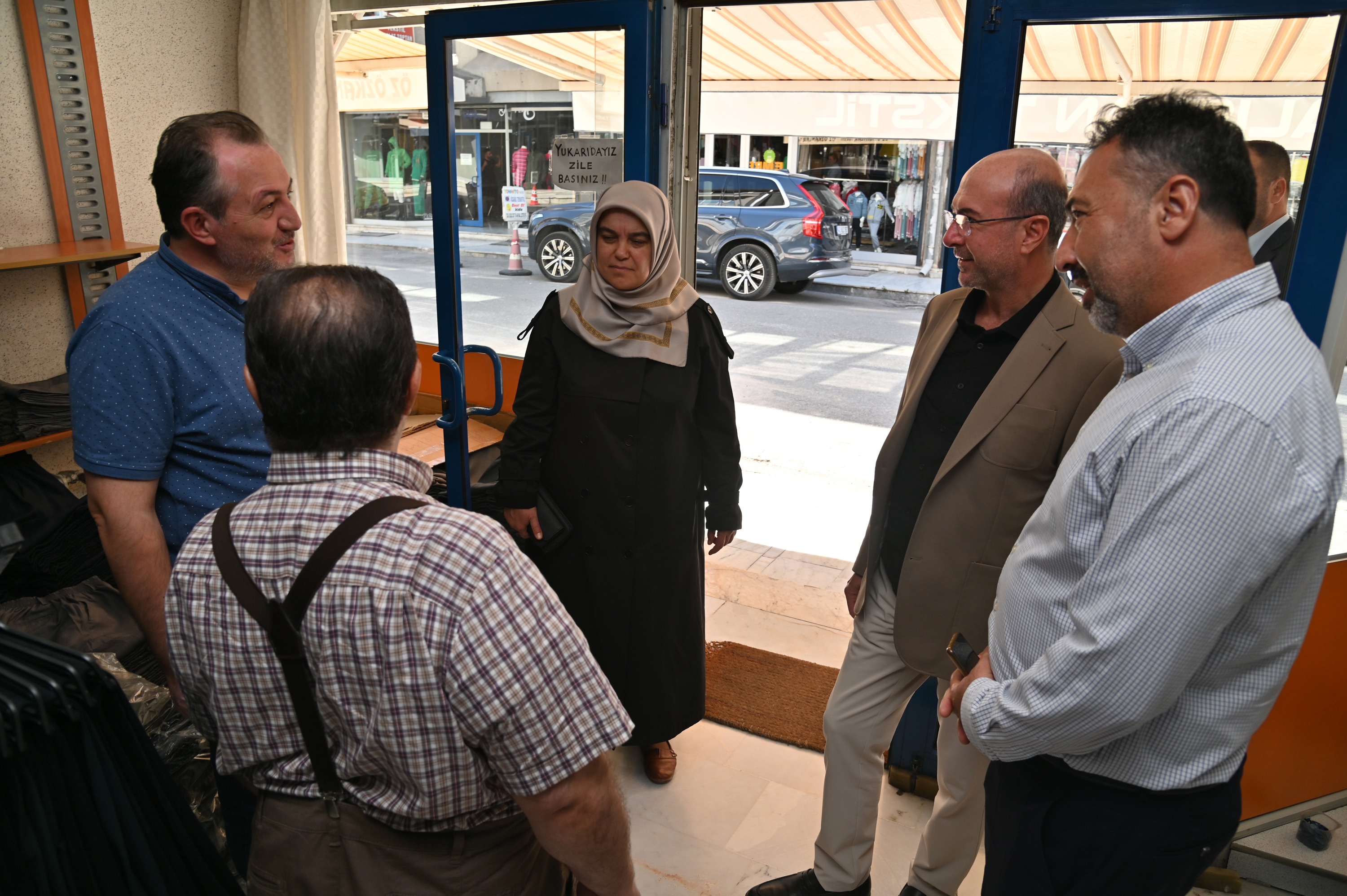 milletvekili-ozdemir-ve-baskan-pekyatirmaci-tekstil-pazari-esnafini-ziyaret-etti-003.jpg