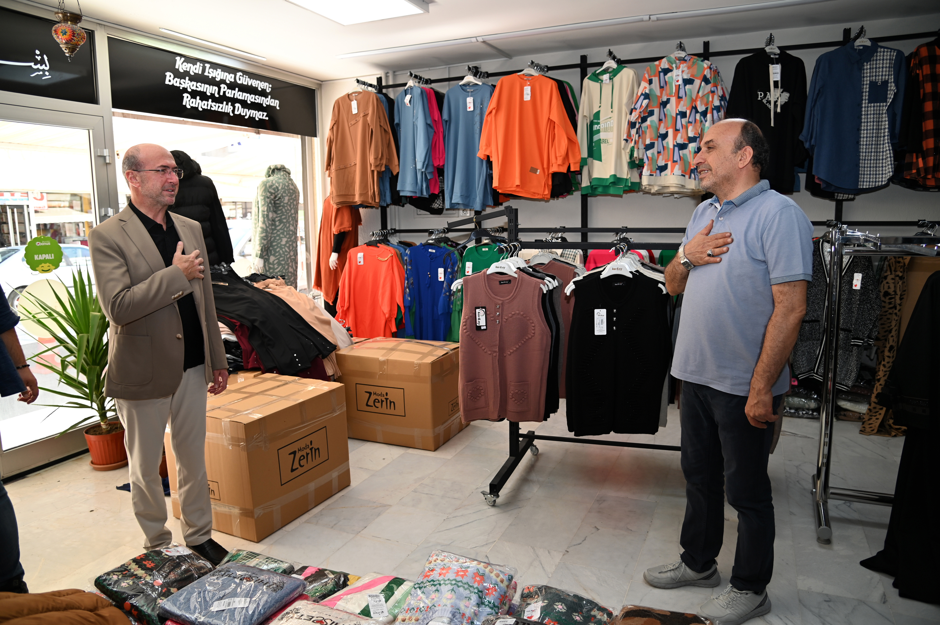 milletvekili-ozdemir-ve-baskan-pekyatirmaci-tekstil-pazari-esnafini-ziyaret-etti.jpg