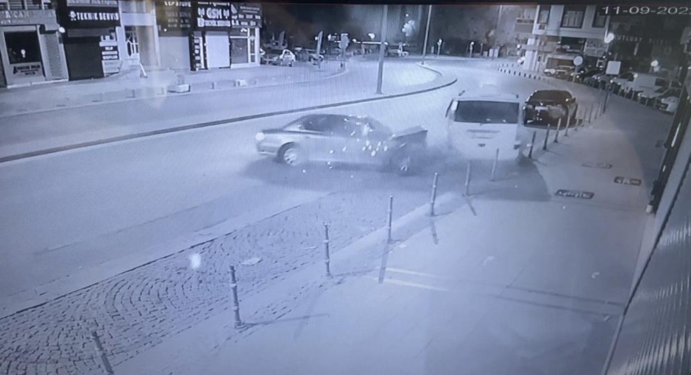 konyada-viraja-hizli-giren-otomobilin-kazasi-kamerada.jpg