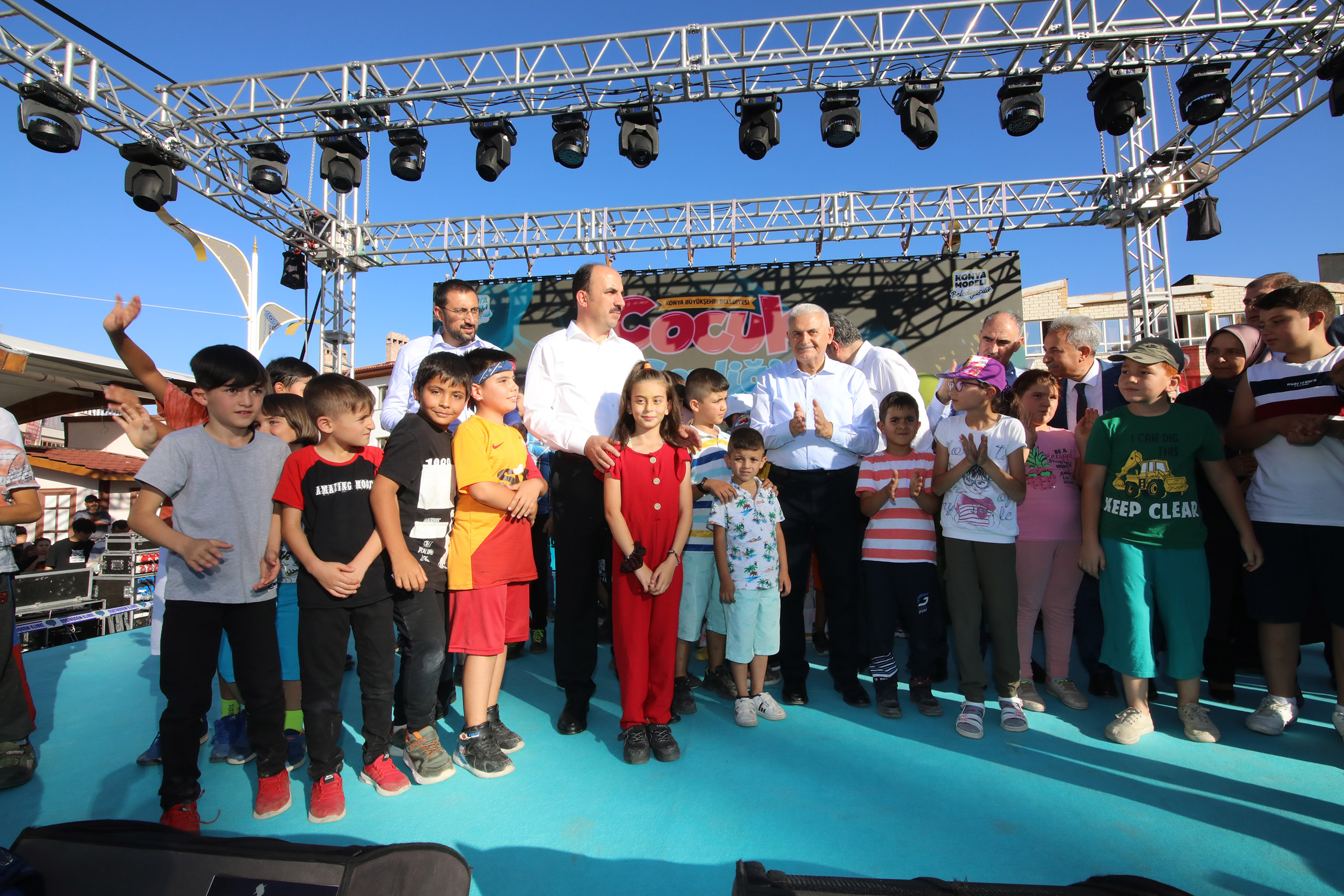 binali-yildirim-konya-aksehirde-cocuk-gunleri-etkinligine-katildi-002.jpg