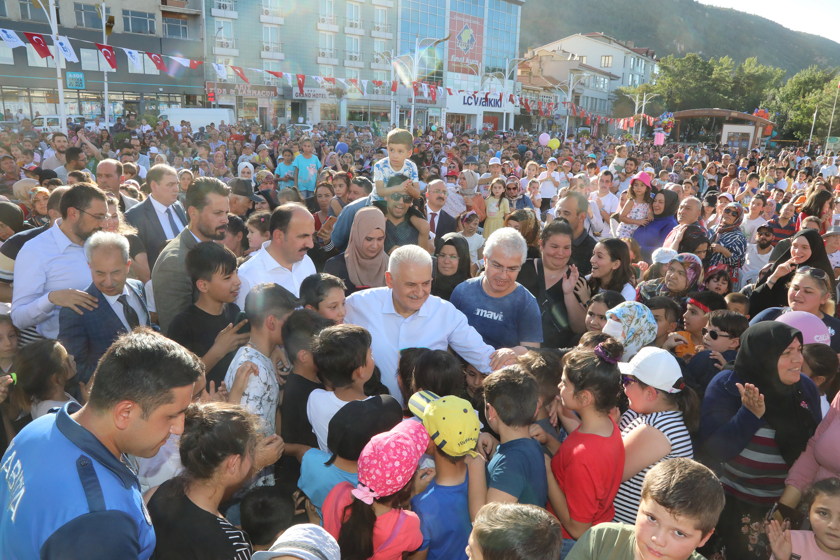 binali-yildirim-konya-aksehirde-cocuk-gunleri-etkinligine-katildi.jpg