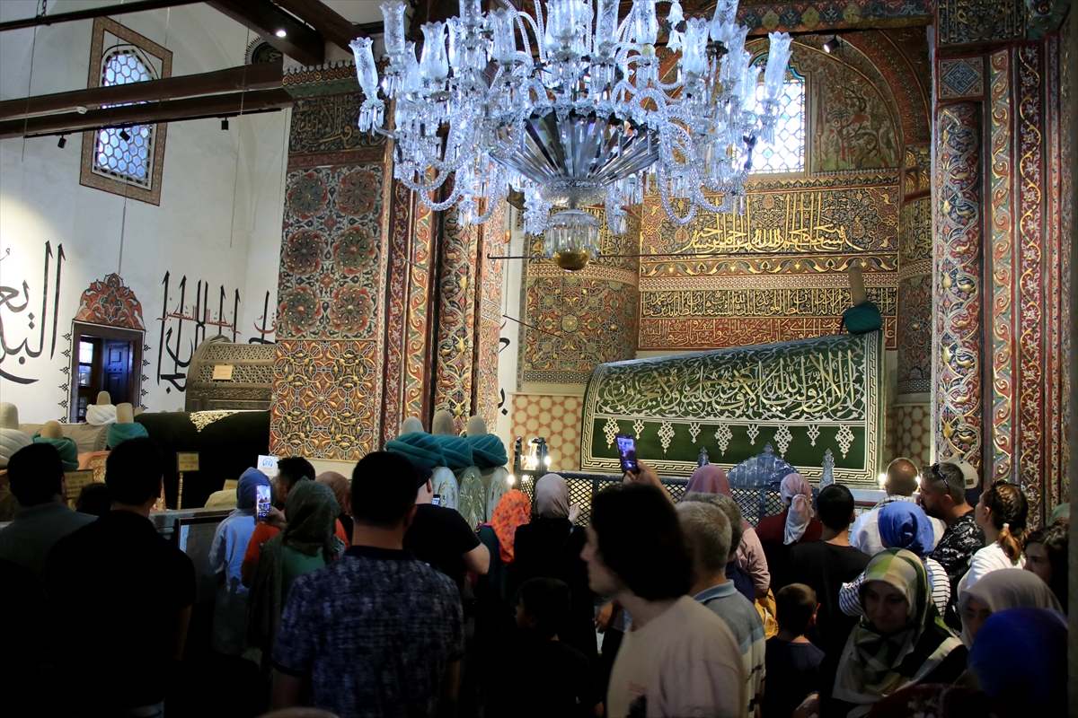 konya-mevlana-muzesinde-yerli-ve-yabanci-ziyaretcileri-agirliyor.jpg