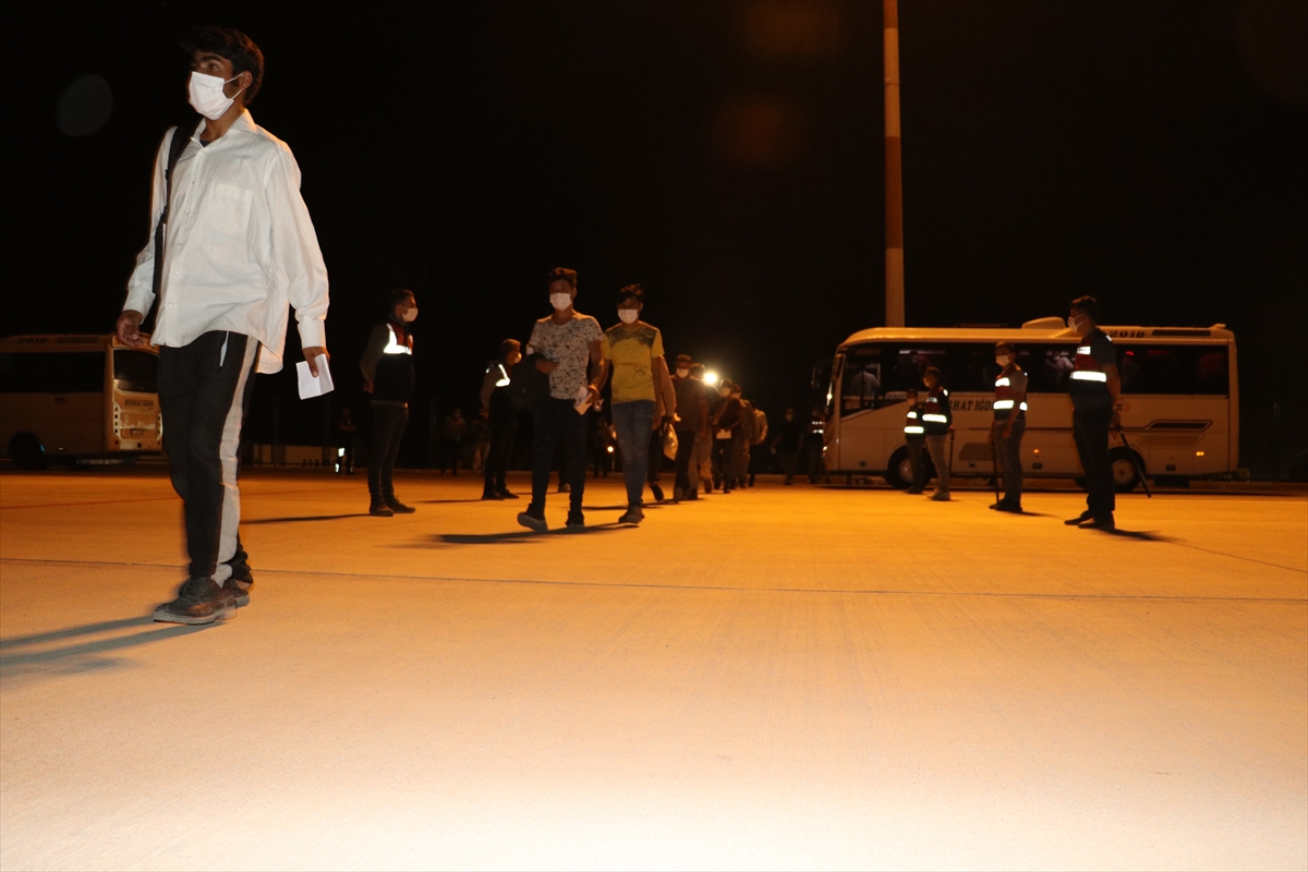 afganistan-uyruklu-483-duzensiz-gocmen-ulkelerine-yollandi-001.jpg