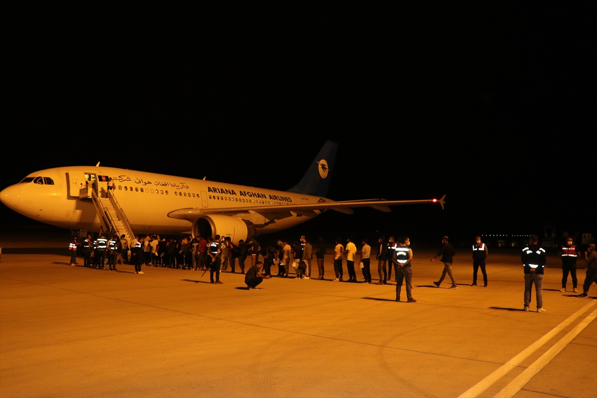 afganistan-uyruklu-483-duzensiz-gocmen-ulkelerine-yollandi-002.jpg