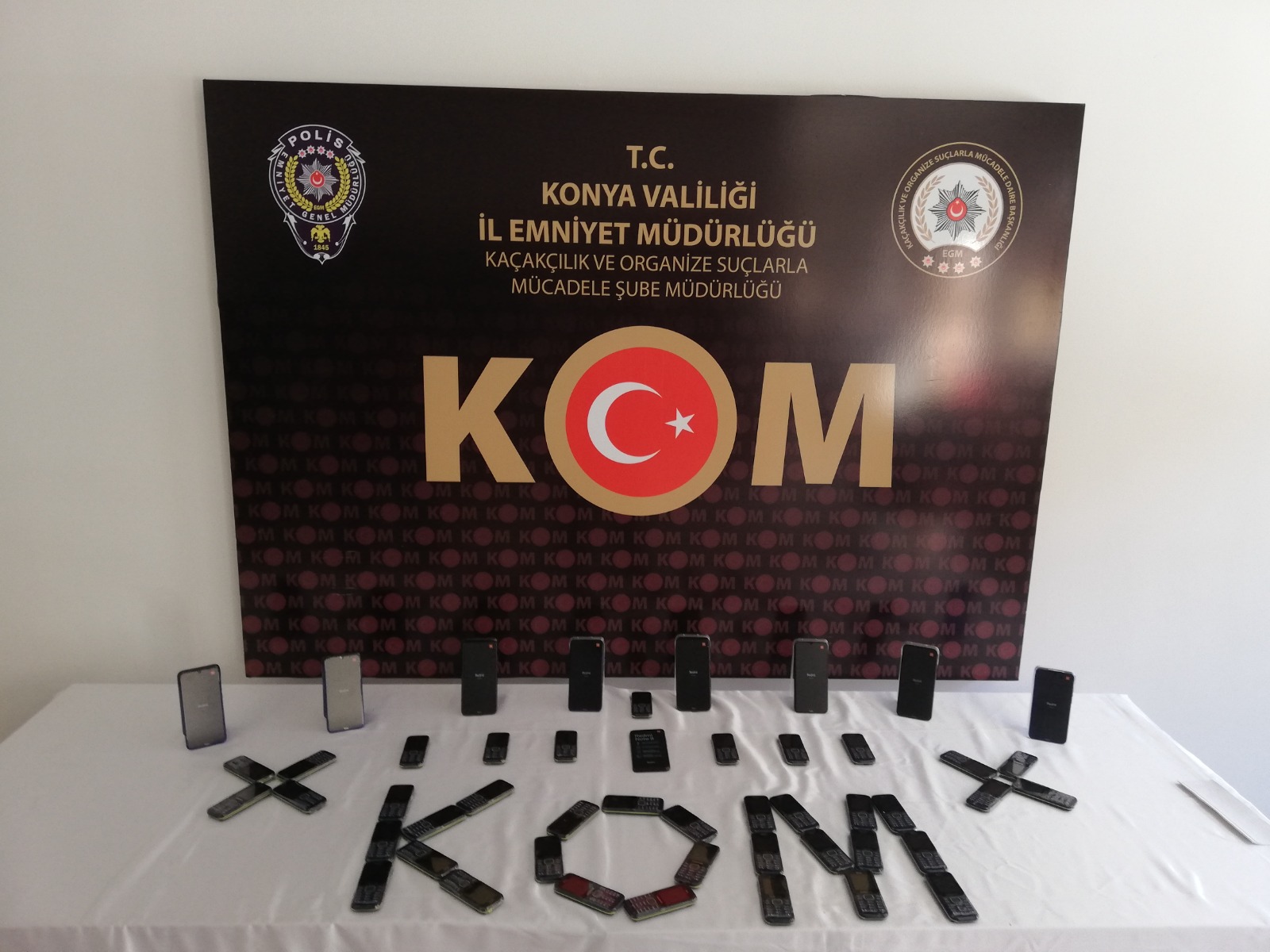 konya-polisinden-10-is-yerine-baskin-278-cep-telefonu-ele-gecirildi-001.jpeg