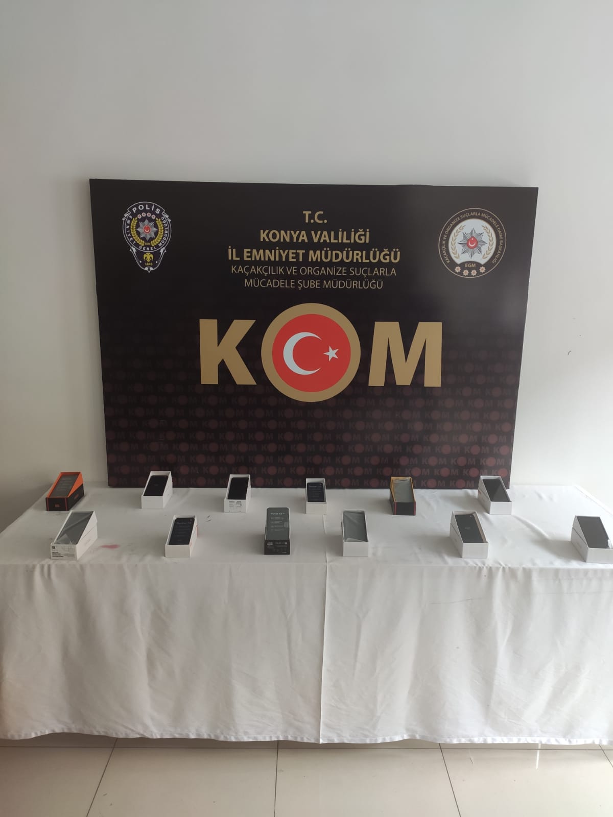 konya-polisinden-10-is-yerine-baskin-278-cep-telefonu-ele-gecirildi-002.jpeg
