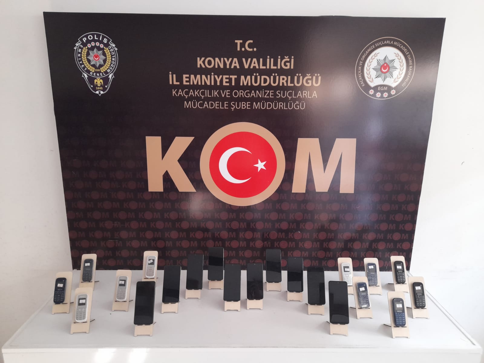 konya-polisinden-10-is-yerine-baskin-278-cep-telefonu-ele-gecirildi-003.jpeg