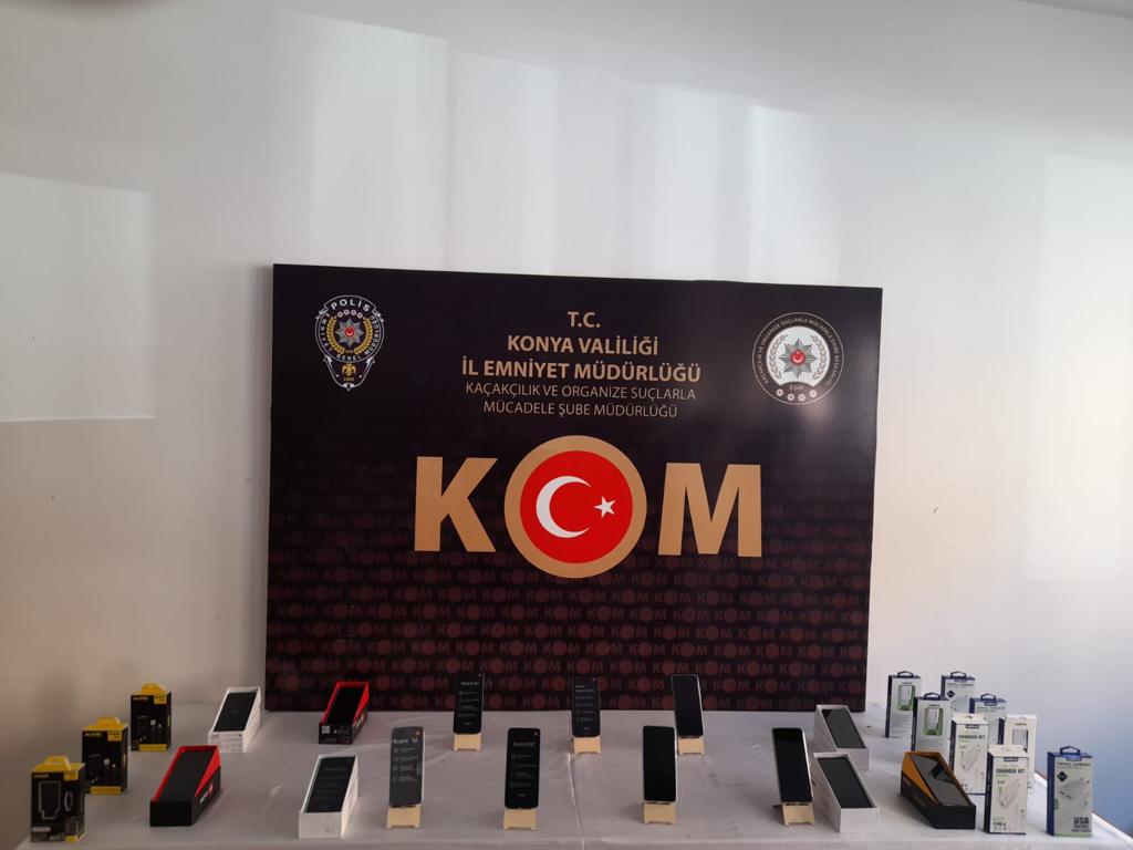 konya-polisinden-10-is-yerine-baskin-278-cep-telefonu-ele-gecirildi-004.jpeg
