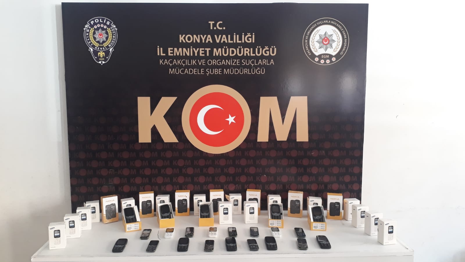 konya-polisinden-10-is-yerine-baskin-278-cep-telefonu-ele-gecirildi-005.jpeg
