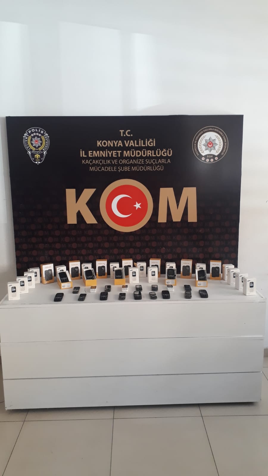 konya-polisinden-10-is-yerine-baskin-278-cep-telefonu-ele-gecirildi-006.jpeg