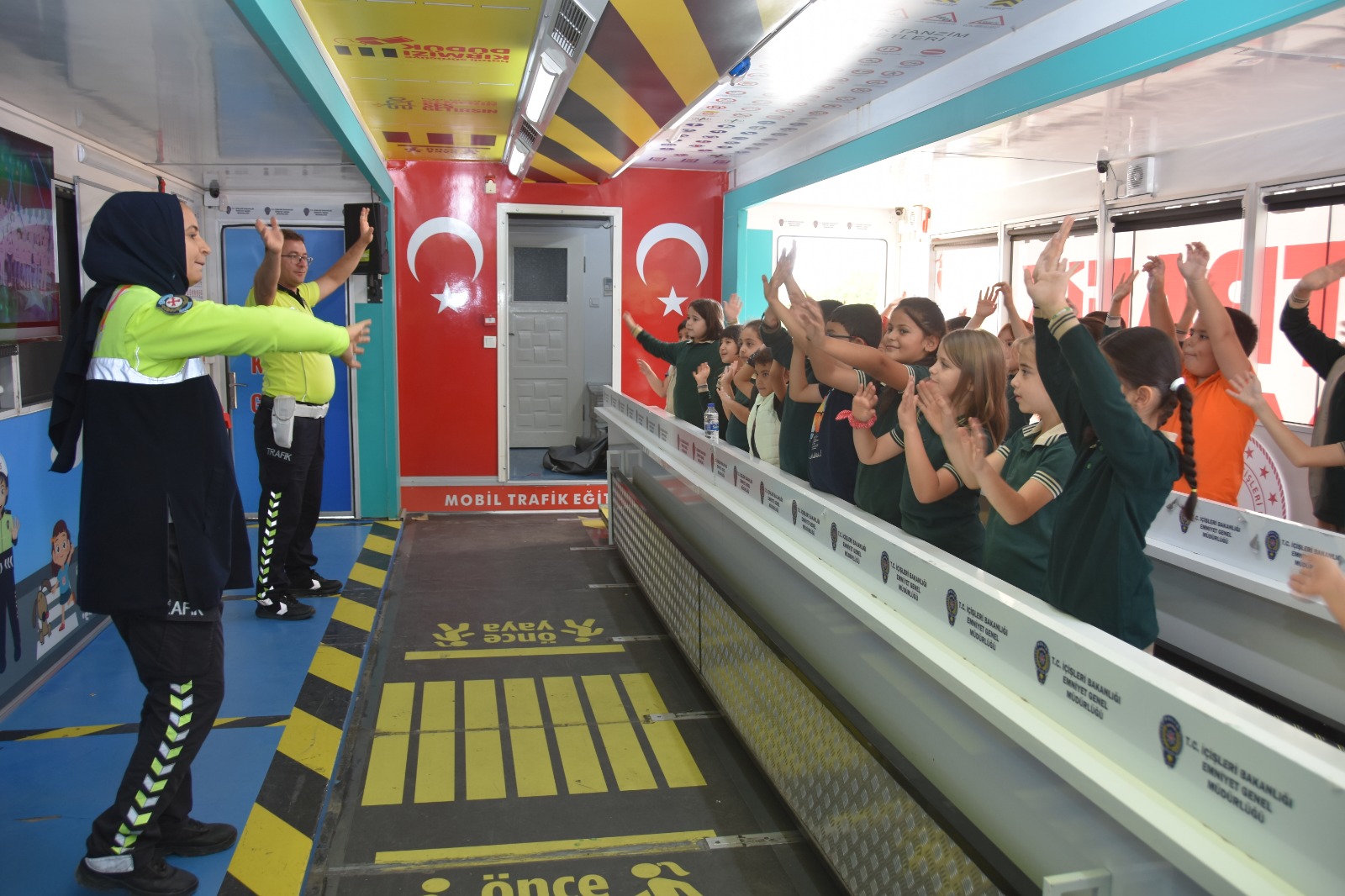 konyada-mobil-trafik-egitim-tiri-ilkokul-ogrencilerine-trafik-bilinci-kazandiriyor-003.jpeg
