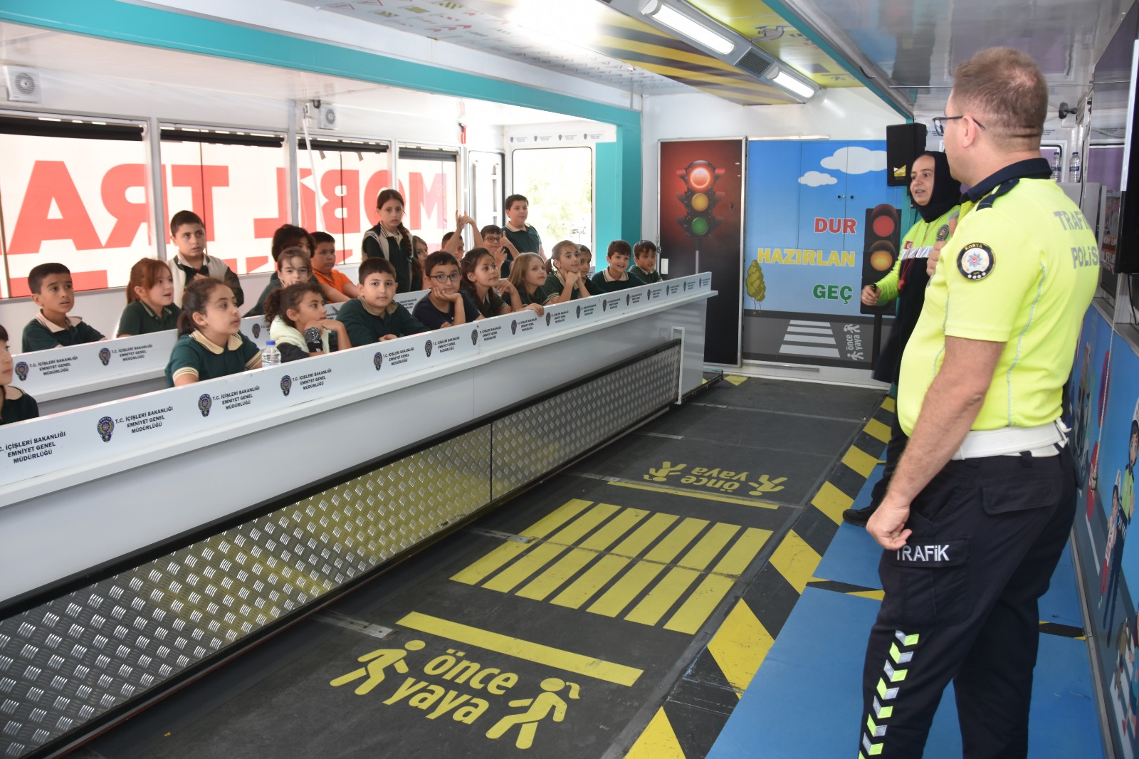 konyada-mobil-trafik-egitim-tiri-ilkokul-ogrencilerine-trafik-bilinci-kazandiriyor.jpeg