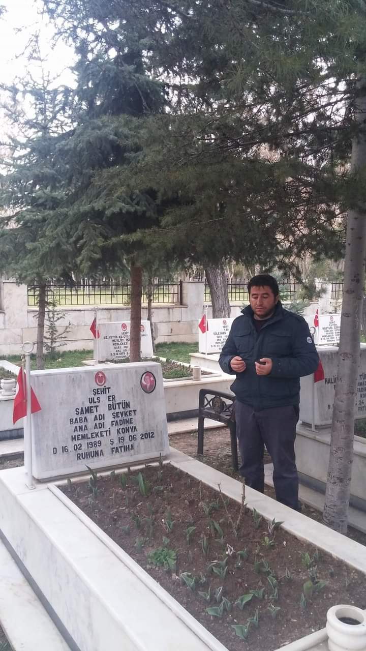 konyali-sehit-samet-butun-icin-arkadasi-bayrak-diregi-dikti-004.jpeg