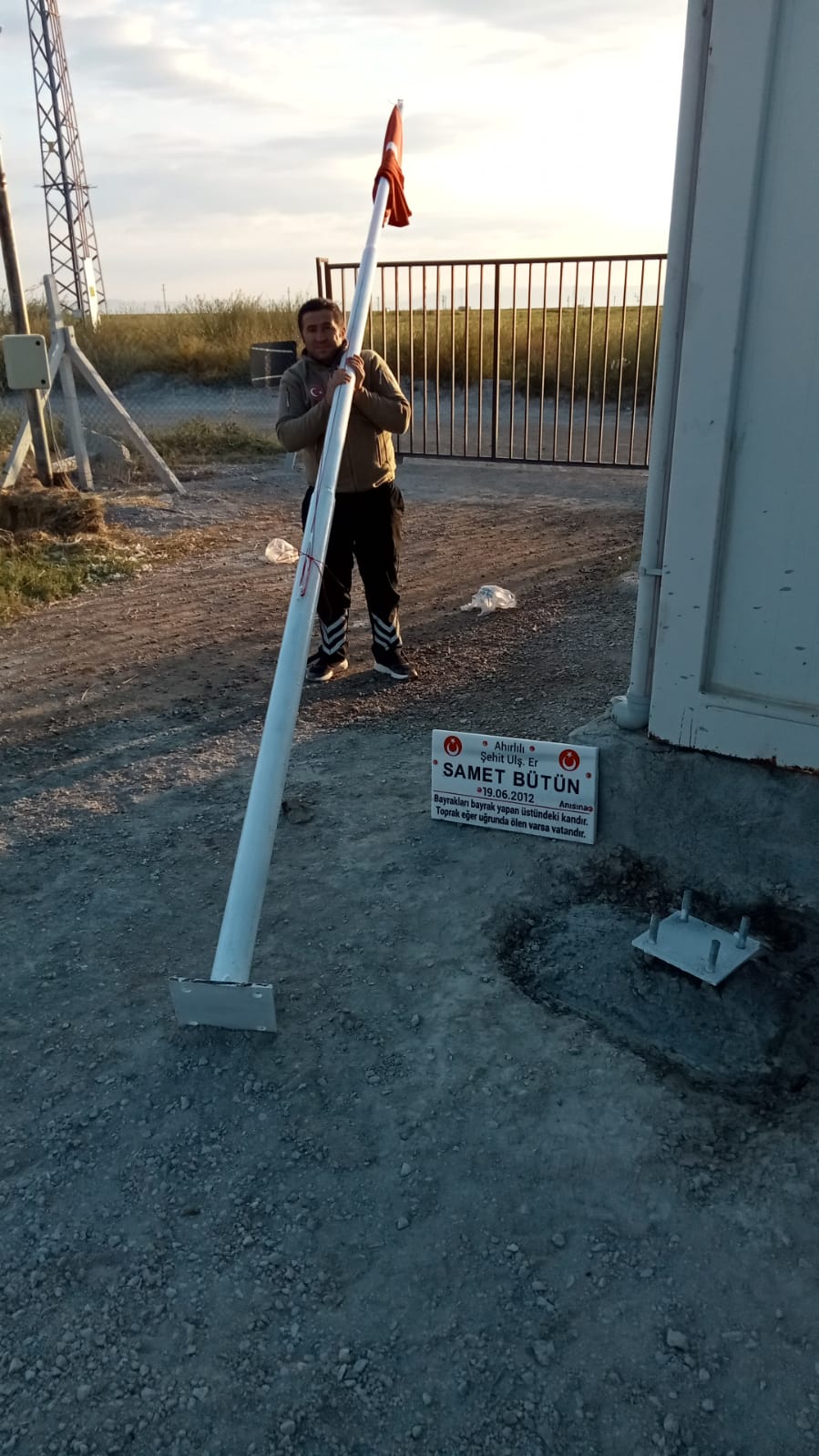 konyali-sehit-samet-butun-icin-arkadasi-bayrak-diregi-dikti.jpeg