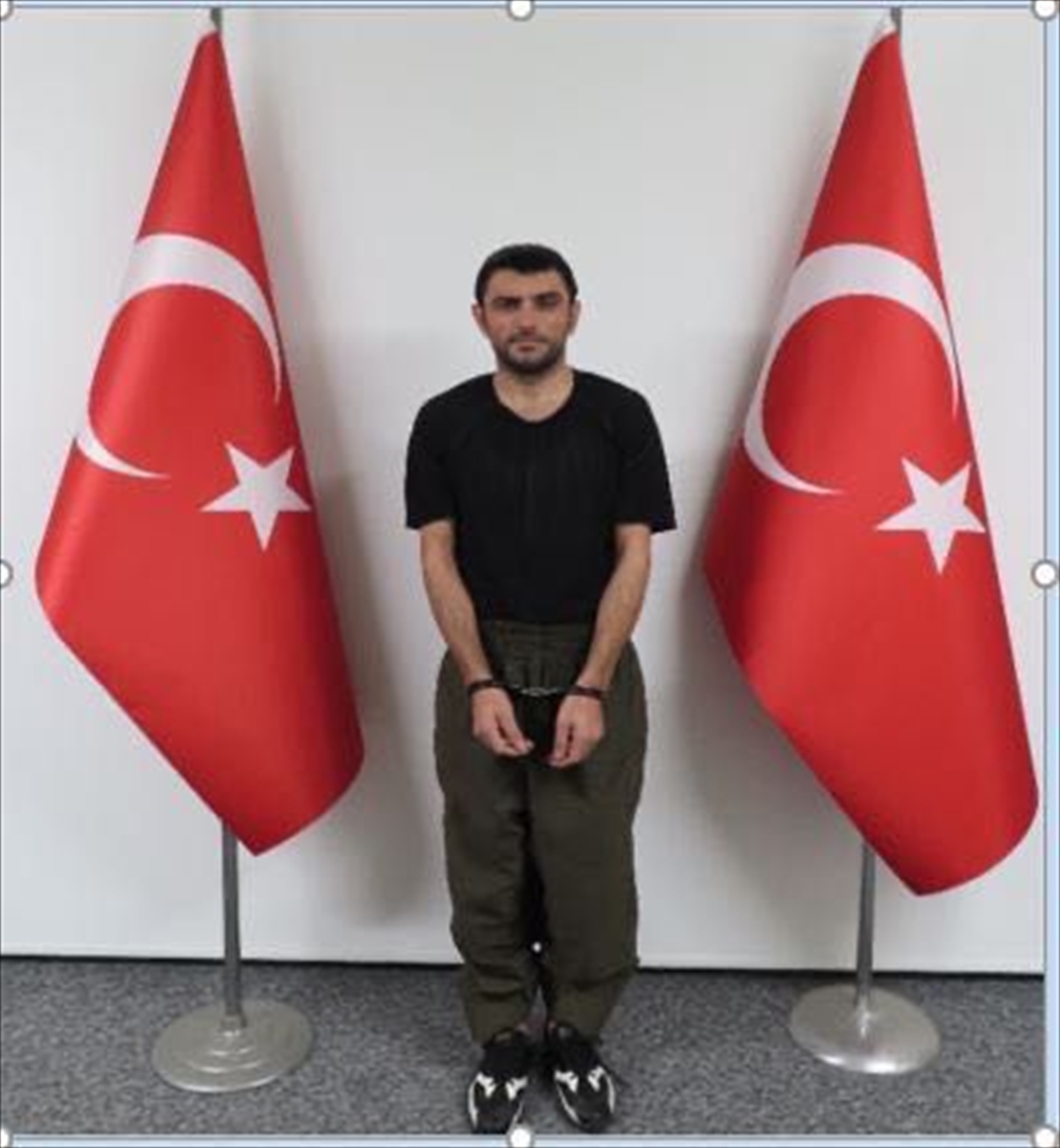 mit-kirmizi-bultenle-aranan-pkkkck-mensubu-atilla-cicek-ve-orgutun-sozde-sorumlularindan-huseyin-yildirimi-sinir-hattindaki-operasyonla-yakalayarak-turkiyeye-getirdi.jpg