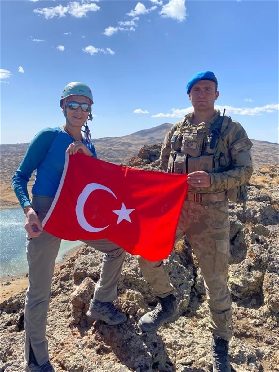 4u-konyali-13-dagci-terorden-arindirilan-tendurek-daginin-zirvesinde-turk-bayragi-acti-003.jpg