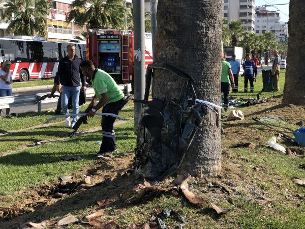 otomobil-tramvay-yolundaki-agaca-carpti-2-olu-1-yarali-001.jpg
