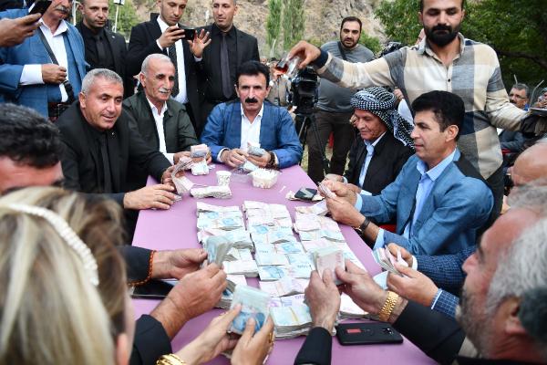 asiret-dugununde-taki-merasimi-takilan-parayi-9-kisi-zor-saydi.jpg
