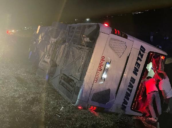 yolcu-otobusu-sarampole-devrildi-20-yarali.jpeg