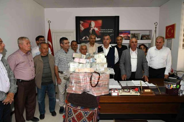 cuvallar-dolusu-parayi-katir-sirtinda-getirip-belediye-baskanina-verdi-001.jpeg