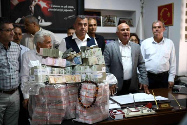 cuvallar-dolusu-parayi-katir-sirtinda-getirip-belediye-baskanina-verdi-002.jpeg