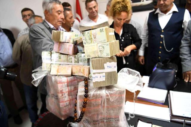 cuvallar-dolusu-parayi-katir-sirtinda-getirip-belediye-baskanina-verdi-003.jpeg