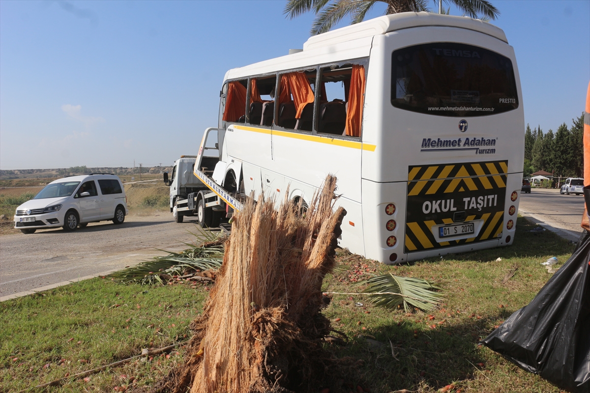 adananin-cukurova-ilcesinde-ogrenci-ve-ogretmenleri-tasiyan-servis-araci-devrildi-kazada-sonucu-14u-ogrenci-19-kisi-yaralandi-kaza-sonrasi-yasananlar-cep-telefonu-kamerasina-yansidi-001.jpg